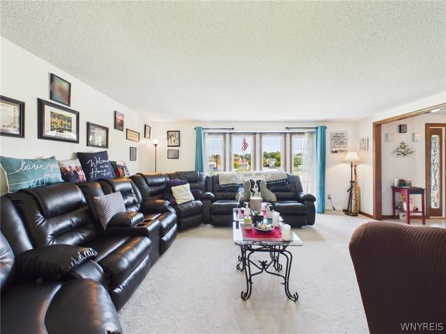 73 Larsen Lane, West Seneca, NY 14224