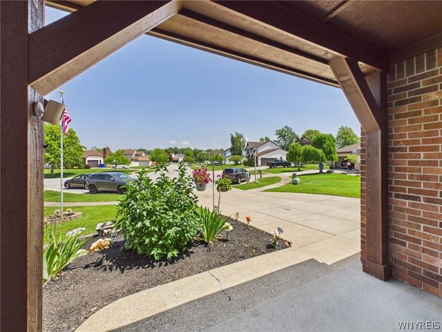 73 Larsen Lane, West Seneca, NY 14224