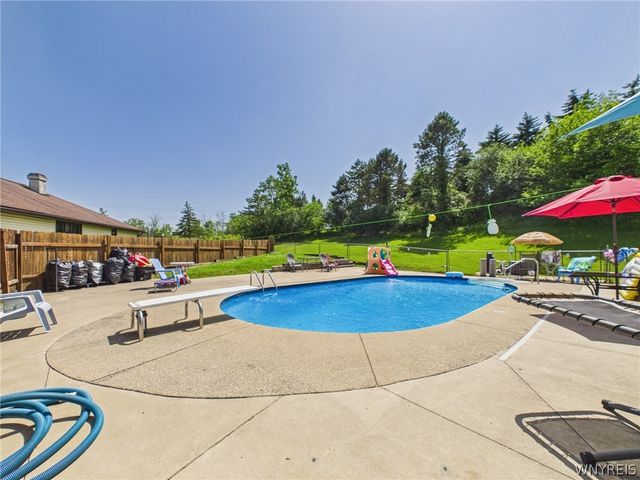 73 Larsen Lane, West Seneca, NY 14224
