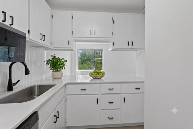 19 S 1st Street B305, Minneapolis, MN 55401