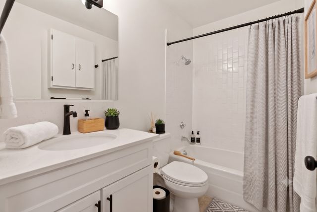 19 S 1st Street B305, Minneapolis, MN 55401