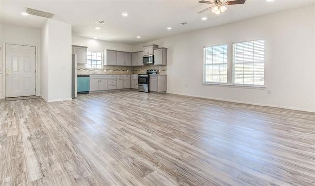 141 Everest CV, Dale, TX 78616