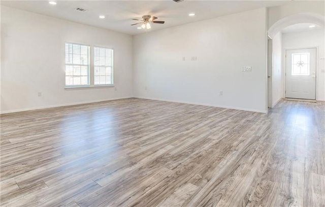 141 Everest CV, Dale, TX 78616