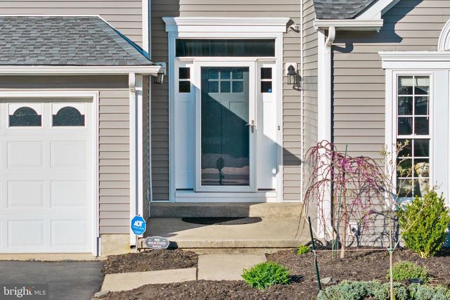 14 HONEYSUCKLE DR, Robbinsville, NJ 08691