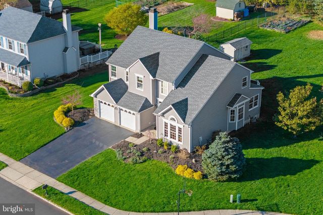 14 HONEYSUCKLE DR, Robbinsville, NJ 08691
