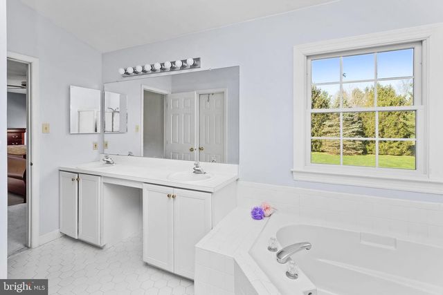 14 HONEYSUCKLE DR, Robbinsville, NJ 08691