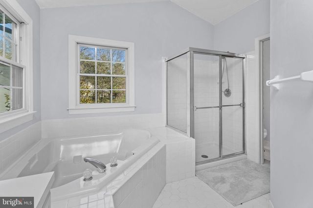 14 HONEYSUCKLE DR, Robbinsville, NJ 08691