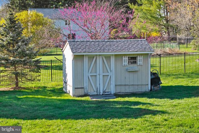 14 HONEYSUCKLE DR, Robbinsville, NJ 08691