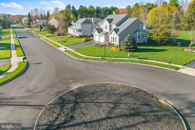 14 HONEYSUCKLE DR, Robbinsville, NJ 08691