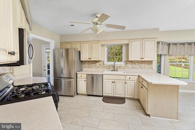 14 HONEYSUCKLE DR, Robbinsville, NJ 08691