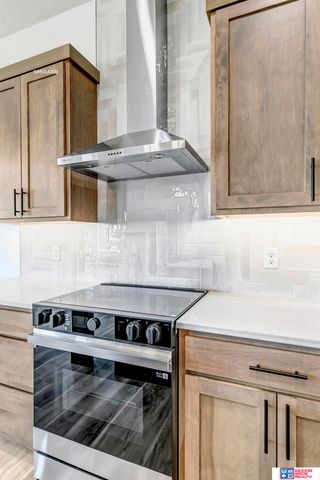 8921 Castle Pine Drive, Lincoln, NE 68516