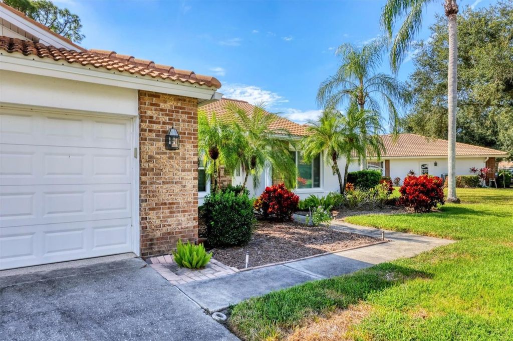 Image 3 of property listing at 5908 GARDEN LAKES MAJESTIC, Bradenton, FL 34203