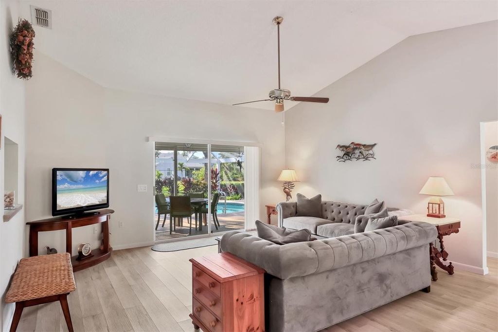 Image 6 of property listing at 5908 GARDEN LAKES MAJESTIC, Bradenton, FL 34203