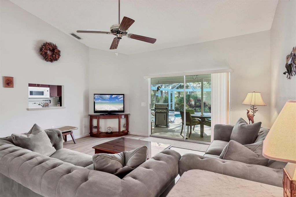 Image 8 of property listing at 5908 GARDEN LAKES MAJESTIC, Bradenton, FL 34203