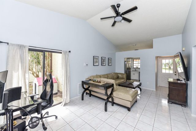 2210 SE Brekenridge Circle, Port St Lucie, FL 34952