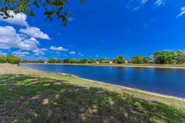 2210 SE Brekenridge Circle, Port St Lucie, FL 34952