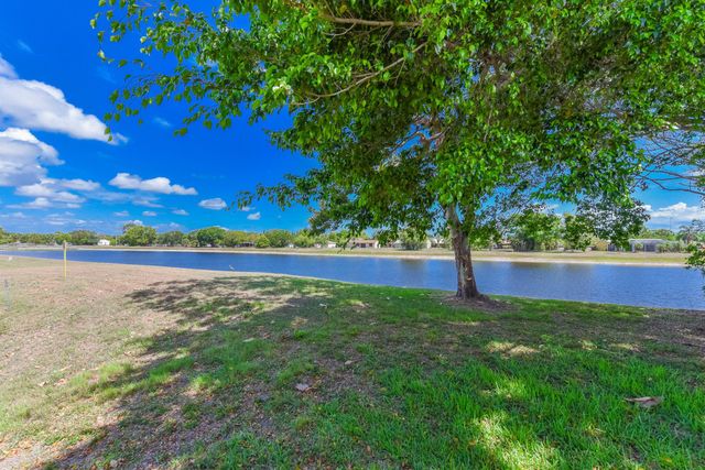 2210 SE Brekenridge Circle, Port St Lucie, FL 34952