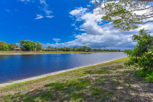 2210 SE Brekenridge Circle, Port St Lucie, FL 34952