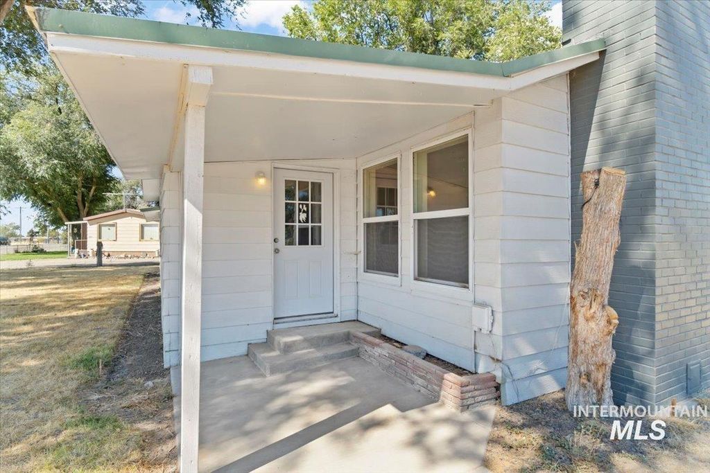956 SE Hamilton Rd, Mountain Home, ID 83647