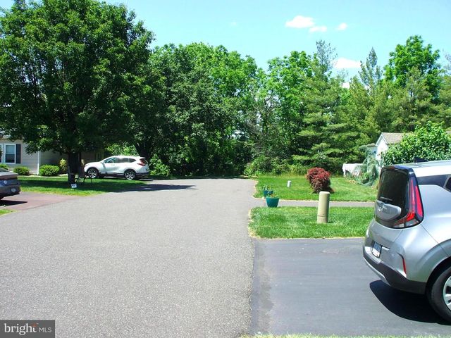 14 WOODBINE CT W, Harleysville, PA 19438