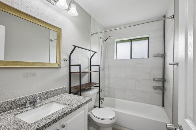 306 S Holmes Street, La Porte, TX 77571