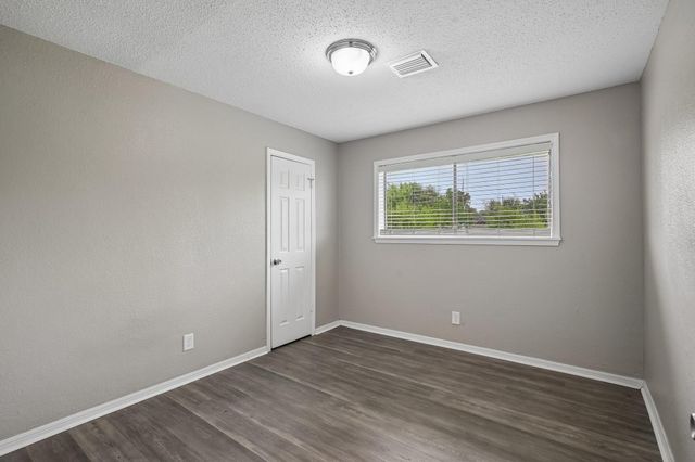 306 S Holmes Street, La Porte, TX 77571