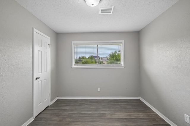 306 S Holmes Street, La Porte, TX 77571