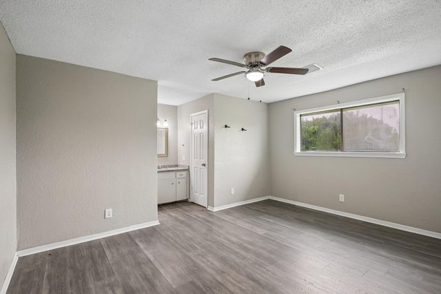 306 S Holmes Street, La Porte, TX 77571