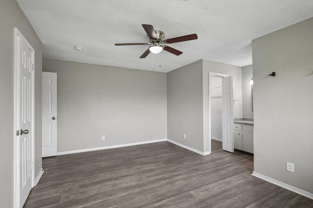 306 S Holmes Street, La Porte, TX 77571