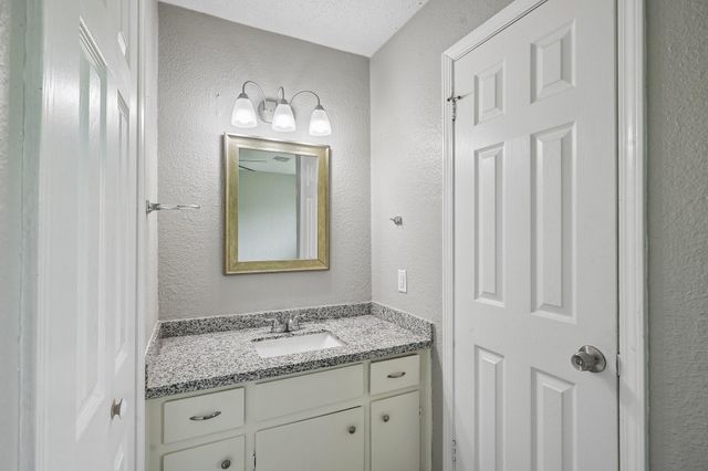 306 S Holmes Street, La Porte, TX 77571