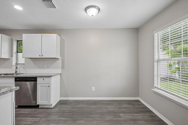 306 S Holmes Street, La Porte, TX 77571