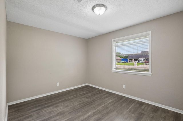 306 S Holmes Street, La Porte, TX 77571