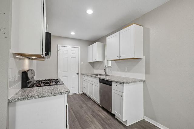 306 S Holmes Street, La Porte, TX 77571