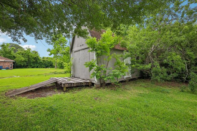 306 S Holmes Street, La Porte, TX 77571