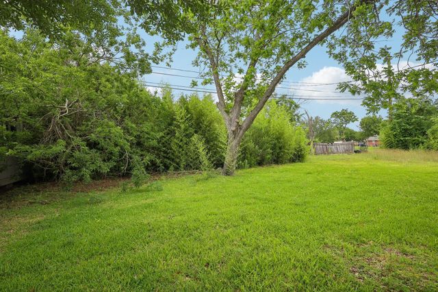 306 S Holmes Street, La Porte, TX 77571