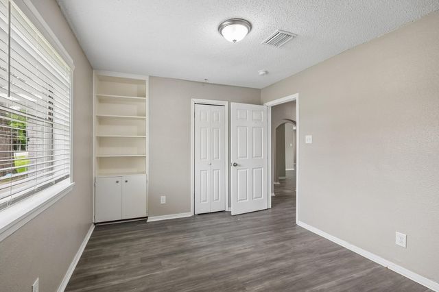 306 S Holmes Street, La Porte, TX 77571