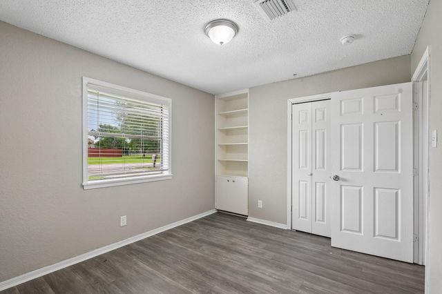 306 S Holmes Street, La Porte, TX 77571