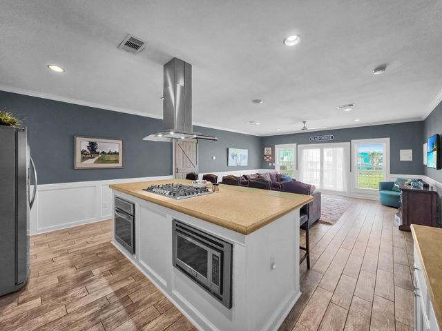 2946 Laguna Drive, Crystal Beach, TX 77650