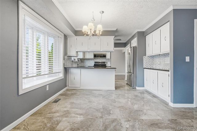 16213 Haverhill Drive, Macomb, MI 48044