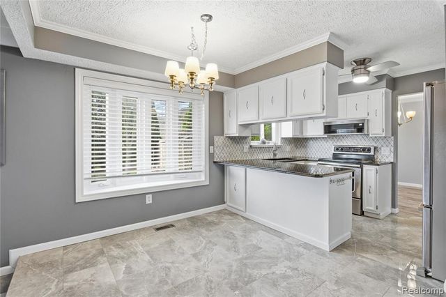 16213 Haverhill Drive, Macomb, MI 48044