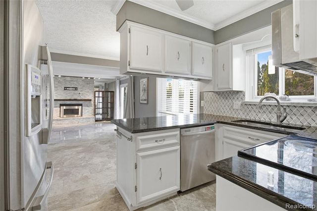 16213 Haverhill Drive, Macomb, MI 48044