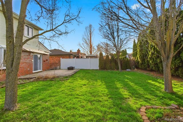 16213 Haverhill Drive, Macomb, MI 48044