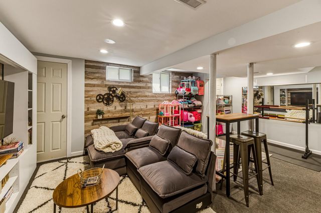 14 LYNN DR, West Deptford, NJ 08096