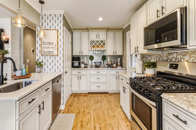 14 LYNN DR, West Deptford, NJ 08096