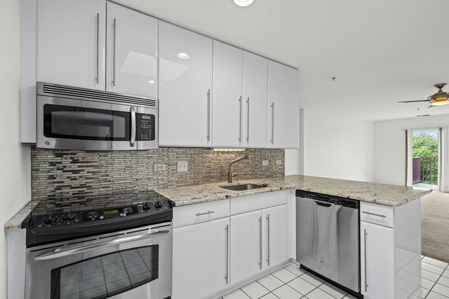 382 Kelburn Road 321, Deerfield, IL 60015