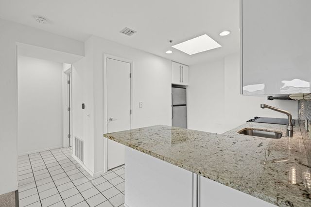 382 Kelburn Road 321, Deerfield, IL 60015