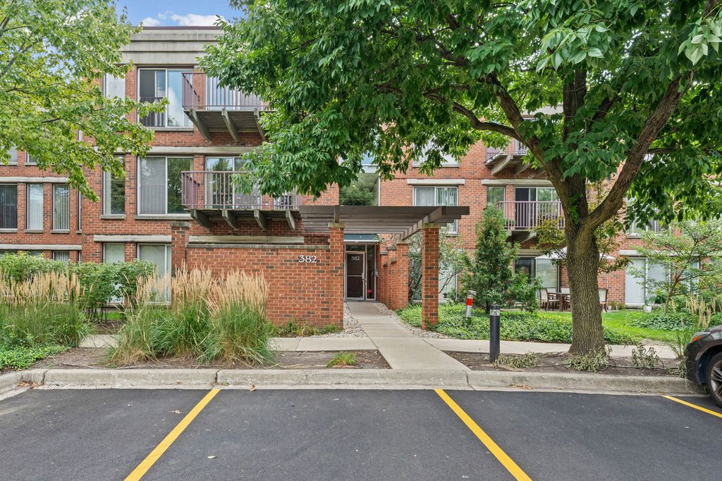 382 Kelburn Road 321, Deerfield, IL 60015