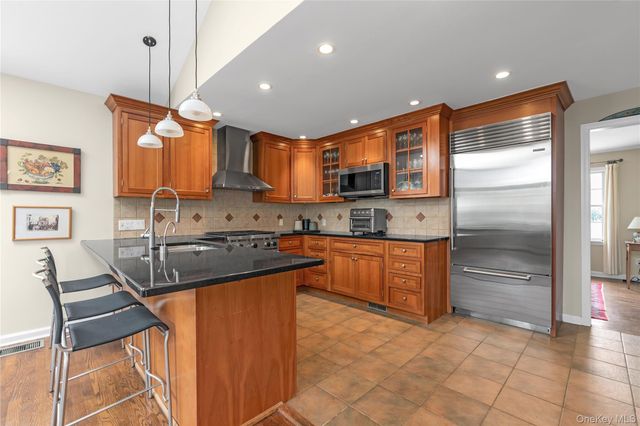 35 Mitchell Road, Port Washington, NY 11050