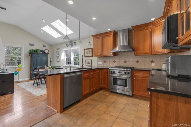 35 Mitchell Road, Port Washington, NY 11050