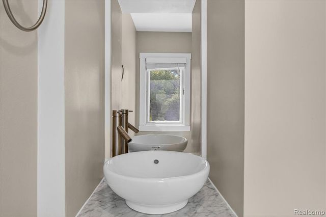 5447 Lahser Road, Bloomfield Hills, MI 48304